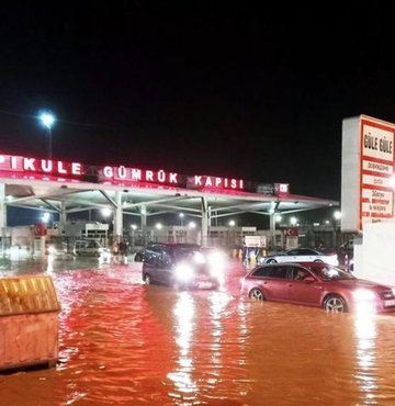 Bulgaristan ve Edirne sınırında akşam saatlerinde başlayan sağanak yağış etkisini artırarak devam ediyor. Bulgaristan’ın Edirne’ye yakın bölgesinde birçok yerde taşkın yaşandı. Edirne