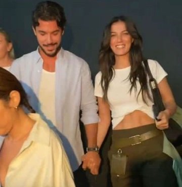 Ünlü oyuncular Pınar Deniz ile Kaan Yıldırım hakkındaki aşk dedikoduları doğrulandı. Çift, Harbiye Açıkhava