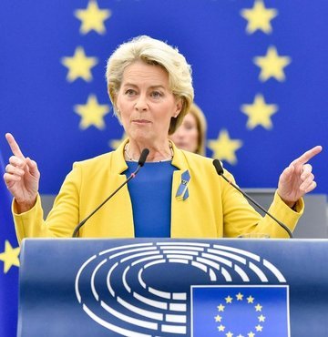 Avrupa Birliği (AB) Komisyonu Başkanı Ursula von der Leyen, düşük maliyetle elektrik üreten şirketlerin gelirlerine tavan getirilmesini istedi.  Yüksek kamu borcunun yeni bir realite olduğunun kabul edilmesi gerektiğini belirterek, yeni mali kurallara ihtiyaç duyulduğunu söyledi. Avrupa